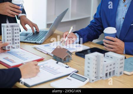 groupe d'hommes d'affaires et d'investisseurs discuter d'investir dans l'immobilier et planifier conjointement des investissements dans des projets de construction de condominiums et appartements Banque D'Images