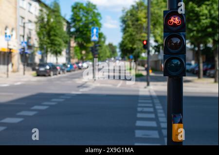 Feu de circulation pour cyclistes. Feu rouge pour voie de circulation sur un feu de circulation. Feu de circulation en rouge pour cyclistes, avec la figure d'un cycliste. Lituanie Banque D'Images