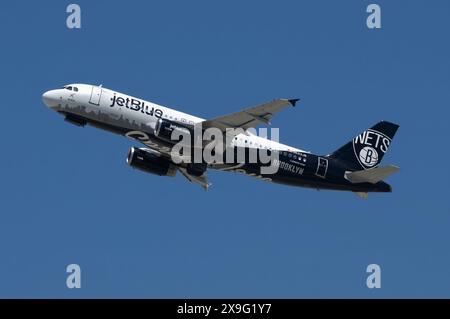 Airbus A320 de JetBlue Airways 'Brooklyn' immatriculé N633JB décollant de LAX, aéroport international de Los Angeles. Banque D'Images