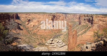 Panorama de l'emblématique Spider Rock - une imposante flèche de grès vue du bord sud du Canyon de Chelly National Monument, Arizone, États-Unis le 19 avril 20 Banque D'Images