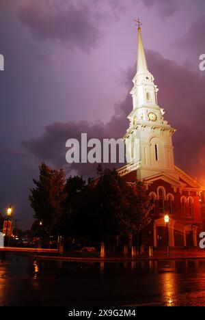 Les nuages orageux sont illuminés par la foudre au-dessus de l'église historique du Nord par une nuit pluvieuse à Portsmouth, New Hampshire Banque D'Images