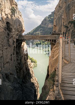 Le célèbre pont sur le chemin El Caminito del Rey dans le canyon de la rivière Guadalhorce en Andalousie, Malaga, Espagne Banque D'Images