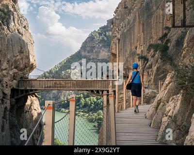 Le célèbre pont sur le chemin El Caminito del Rey dans le canyon de la rivière Guadalhorce en Andalousie, Malaga, Espagne Banque D'Images