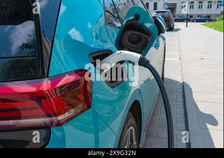 Voiture électrique enfichable pour la charge. Vilnius Lituanie Banque D'Images
