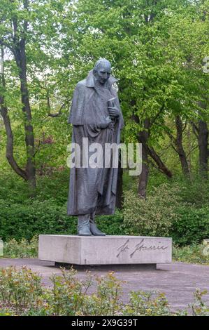 Lodz, Pologne - 14 avril 2024 : Monument de Stanislaw Staszic. Banque D'Images