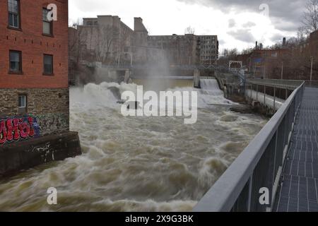 SHERBROOKE, QUÉBEC, CANADA, le 16 avril 2022 - la rivière Magog se précipite dans le centre-ville de Sherbrooke, près de la centrale hydroélectrique des Abénakis Banque D'Images