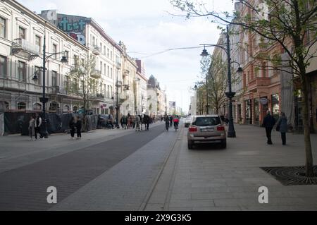 Lodz, Pologne - 14 avril 2024 : rue Lodz Piotrkowska. Rue célèbre à Lodz. Banque D'Images