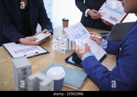 groupe d'hommes d'affaires et d'investisseurs discuter d'investir dans l'immobilier et planifier conjointement des investissements dans des projets de construction de condominiums et appartements Banque D'Images