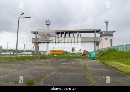 Harbke, Allemagne - 19 avril 2024 : pont d'observation et tour de guet dans la zone de sortie du poste frontière de Marienborn. Banque D'Images