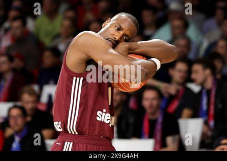 Serge Ibaka (Bayern Basketball, #14) umarmt den Ball. GER, FC Bayern Basketball v. Wuerzburg Baskets, Basketball, 1.Bundesliga, Playoffs, Halbfinale Spiel 2, saison 2023/2024, 31.05.2024, Foto : Eibner-Pressefoto/Marcel Engelbrecht Banque D'Images