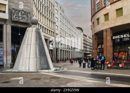 Piazza San Babila place avec la fontaine pyramidale tronquée par l'architecte Luigi Caccia Dominioni et Galleria Passarella, Milan, Lombardie, Italie Banque D'Images