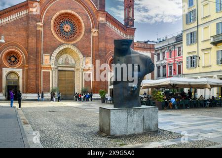 Piazza del Carmine avec la statue 'la Grande Toscane' de l'artiste polonais Igor Mitoraj et l'église de Santa Maria del Carmine, Milan, Italie Banque D'Images