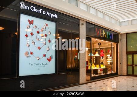 Vitrines de bijoux Van Cleef & Arpels et verre Venini Murano dans la rue commerçante de luxe via Montenapoleone, Milan, Lombardie, Italie Banque D'Images