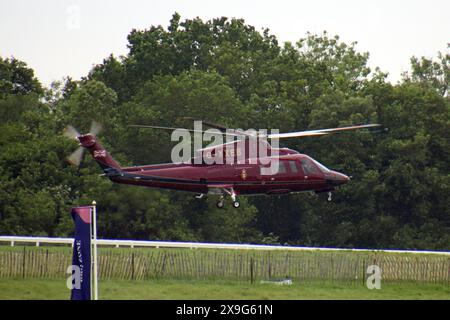 Epsom Downs Surrey, Royaume-Uni. 31 mai 2024. Le roi Charles et la reine Camilla quittent Epsom Downs à bord de l'hélicoptère royal. Crédit : Julia Gavin/Alamy Live News Banque D'Images