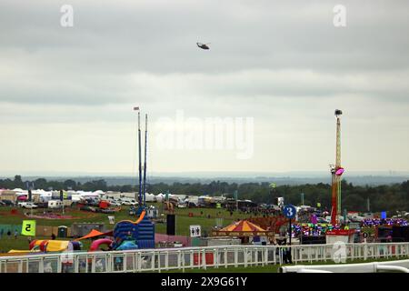 Epsom Downs Surrey, Royaume-Uni. 31 mai 2024. Le roi Charles et la reine Camilla quittent Epsom Downs à bord de l'hélicoptère royal. Crédit : Julia Gavin/Alamy Live News Banque D'Images