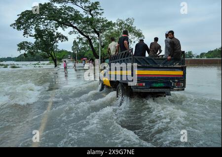 Les gens luttent pour patauger sur la route principale inondée de Lafnaut, dans la région de Goanghat upazila, en raison des fortes pluies qui ont suivi le passage du cyclone Remal au Bangladesh. Le 30 mai 2024 à Sylhet, Bangladesh. (Crédit image : © MD Rafayat Haque Khan/eyepix via ZUMA Press Wire) USAGE ÉDITORIAL SEULEMENT! Non destiné à UN USAGE commercial ! Banque D'Images