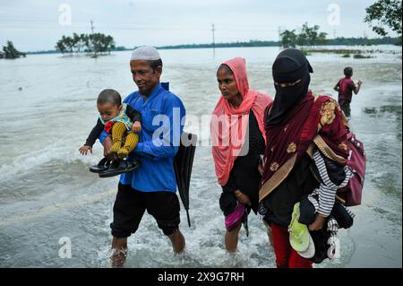 Les gens luttent pour patauger sur la route principale inondée de Lafnaut, dans la région de Goanghat upazila, en raison des fortes pluies qui ont suivi le passage du cyclone Remal au Bangladesh. Le 30 mai 2024 à Sylhet, Bangladesh. (Crédit image : © MD Rafayat Haque Khan/eyepix via ZUMA Press Wire) USAGE ÉDITORIAL SEULEMENT! Non destiné à UN USAGE commercial ! Banque D'Images