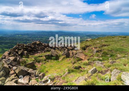 Forme ronde de rochers au sommet de Titterstone Clee dans le Shropshire, Royaume-Uni en orientation paysage Banque D'Images