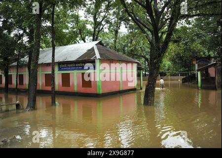 Sylhet, Bangladesh. 30 mai 2024. Un bâtiment scolaire submergé dans la zone Lafnaut de Goanghat upazila en raison des fortes pluies après que le cyclone Remal a frappé le Bangladesh. Le 30 mai 2024 à Sylhet, Bangladesh. (Photo de MD Rafayat Haque Khan/ Eyepix Group/Sipa USA) crédit : Sipa USA/Alamy Live News Banque D'Images