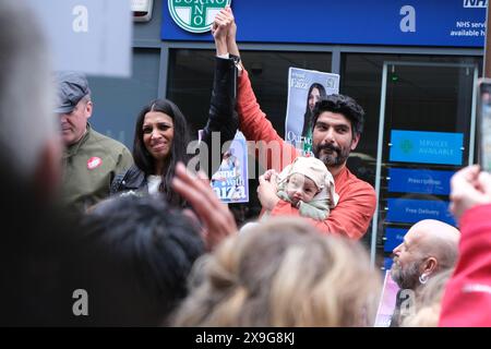 Ancienne candidate travailliste pour Chingford et Woodford Green Faiza Shaheen et son mari lors d'un rassemblement après sa desélection par le parti travailliste Banque D'Images