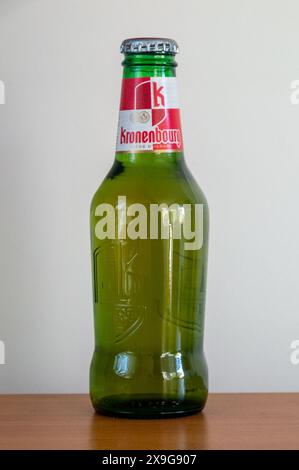 Pruszcz Gdanski, Pologne - 11 mai 2024 : bouteille de bière Kronenbourg. Banque D'Images