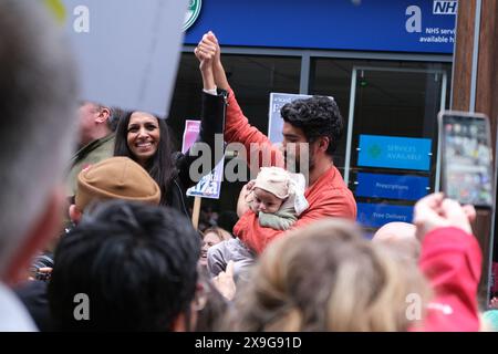 Ancienne candidate travailliste pour Chingford et Woodford Green Faiza Shaheen et son mari lors d'un rassemblement après sa desélection par le parti travailliste Banque D'Images