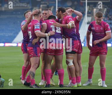 SEB Ikahihifo de Huddersfield Giants mène les célébrations lors du match de la Betfred Super League Round 13 Huddersfield Giants vs Hull FC au John Smith's Stadium, Huddersfield, Royaume-Uni, le 31 mai 2024 (photo de Craig Cresswell/News images) Banque D'Images