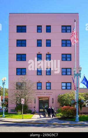 Bâtiment fédéral en Alaska, États-Unis - ce gratte-ciel rose abrite les douanes américaines et la protection des frontières ainsi que les services de la pêche et de la faune Banque D'Images