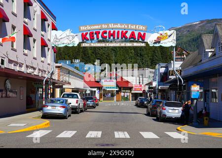 Le panneau « Bienvenue à Ketchikan » surplombe une rue de la ville historique, surnommée « capitale mondiale du saumon ». C'est la ville la plus méridionale de l'Alaska Banque D'Images