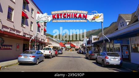 Le panneau « Bienvenue à Ketchikan » surplombe une rue de la ville historique, surnommée « capitale mondiale du saumon ». C'est la ville la plus méridionale de l'Alaska Banque D'Images