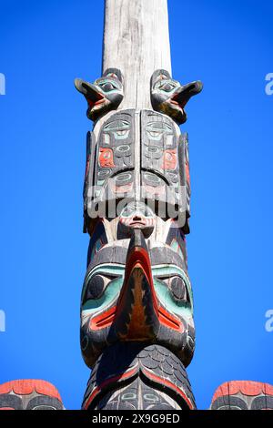 Le totem Chief Johnson a été sculpté par Israel Shotridge et élevé en 1989 à Ketchikan. Il représente un Kajuk, l'écusson de la maison du chef Tlingit J Banque D'Images