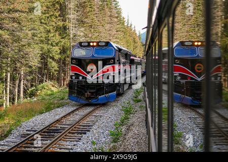 Locomotive diesel du chemin de fer historique White Pass and Yukon route en direction du Canada depuis Skagway, Alaska Banque D'Images