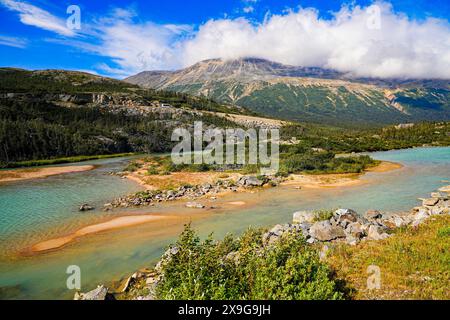 Rivière dans le lieu historique national de la piste Chilkoot en Colombie-Britannique, au Canada, vu du chemin de fer White Pass and Yukon route partant de Ska Banque D'Images