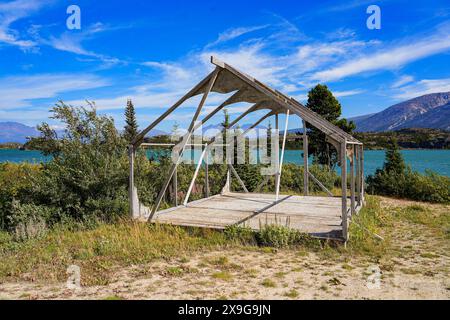 Ruines d'une cabane en bois sur les rives du lac Bernard près de Fraser, Colombie-Britannique, Canada Banque D'Images