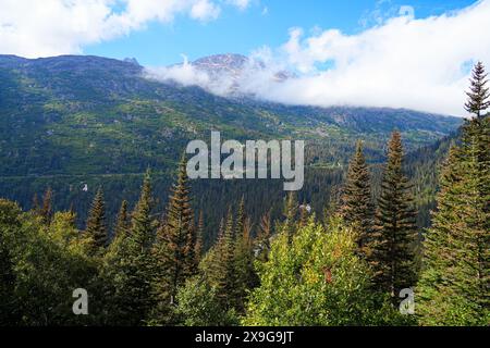 Montagnes du lieu historique national de la piste Chilkoot en Colombie-Britannique, au Canada, vues depuis le chemin de fer White Pass and Yukon route Banque D'Images