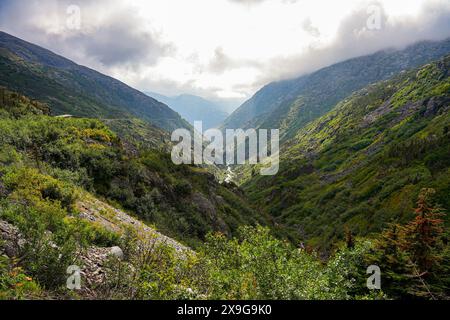 Montagnes du lieu historique national de la piste Chilkoot en Colombie-Britannique, au Canada, vues depuis le chemin de fer White Pass and Yukon route Banque D'Images
