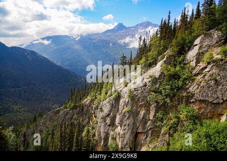 Montagnes du lieu historique national de la piste Chilkoot en Colombie-Britannique, au Canada, vues depuis le chemin de fer White Pass and Yukon route Banque D'Images