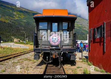 Transport arrière d'un train à voie étroite de la White Pass and Yukon route dans les montagnes de l'Alaska entre Skagway et le Canada Banque D'Images