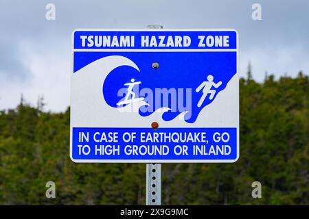 Panneau zone de risque de tsunami à Skagway, Alaska - instructions pour se rendre en hauteur en cas de vague géante ou de tremblement de terre frappe le sud-est de l'Alaska Banque D'Images