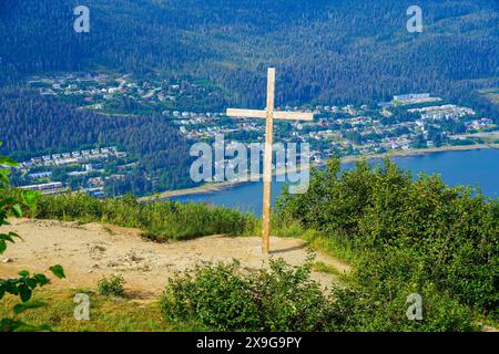 Croix du Père Brown au sommet du Mont Roberts au-dessus de Juneau, la capitale de l'Alaska, États-Unis Banque D'Images