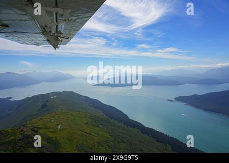 Vue aérienne de l'archipel couvert par la forêt nationale des Tongass dans l'océan Pacifique au sud de Juneau, Alaska Banque D'Images