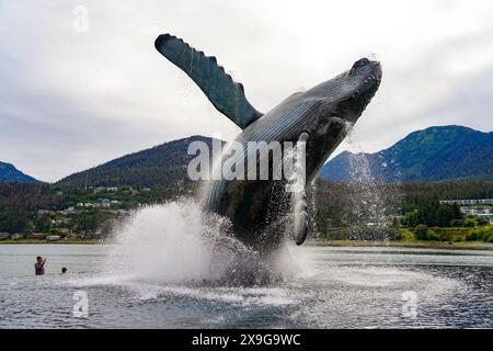 Tahku, une sculpture en bronze d'une baleine à bosse en pleine effraction au milieu d'une piscine à débordement célébrant les 50 ans de l'État de l'Alaska à Overstreet Park Banque D'Images