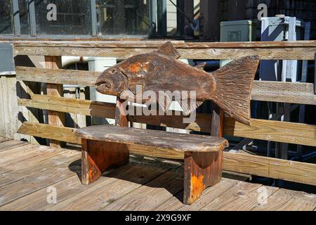 Banc avec un dossier sculpté en forme de saumon d'Alaska dans Creek Street, Ketchikan, une zone touristique populaire en Alaska, États-Unis Banque D'Images