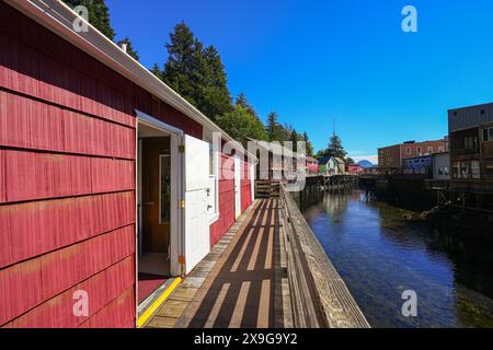 Bâtiments historiques en bois de Creek Street à Ketchikan, construit sur une promenade surélevée au-dessus de Ketchikan Creek - zone touristique populaire en Alaska, États-Unis Banque D'Images