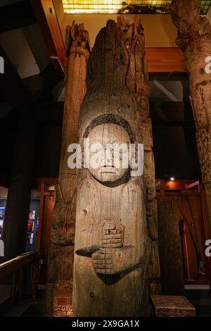 Ancien Kasaan préservé de la Nation haïda avec un visage humain indigène exposé dans le Totem Heritage Center à Ketchikan, Alaska, États-Unis Banque D'Images