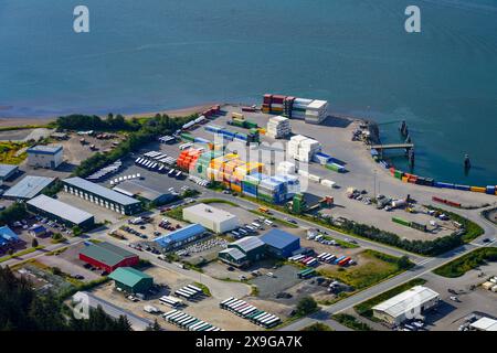 Vue aérienne du port commercial de Juneau, Alaska - conteneurs d'expédition empilés sur un polder dans un endroit éloigné de l'Arctique américain Banque D'Images