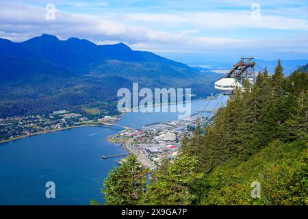 Vue aérienne du centre-ville historique de Juneau, la capitale de l'Alaska, USA, depuis le sommet du pic Gastineau accessible avec le tramway Goldbelt c Banque D'Images