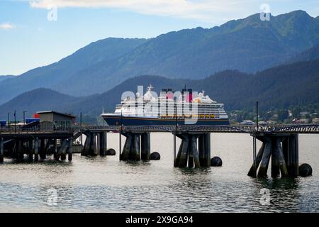 Bateau de croisière amarré dans le port de Juneau, la capitale de l'Alaska, États-Unis Banque D'Images