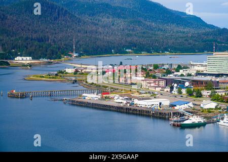 Vue aérienne du pont Douglas enjambant le canal Gastineau entre le centre-ville historique de Juneau et Douglas Island en Alaska, États-Unis Banque D'Images