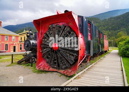 Chasse-neige rotatif retiré à l'avant d'un vieux train White Pass & Yukon Railroad dans le centre-ville de Skagway, Alaska - ancien train de souffleuse à neige dans le Banque D'Images